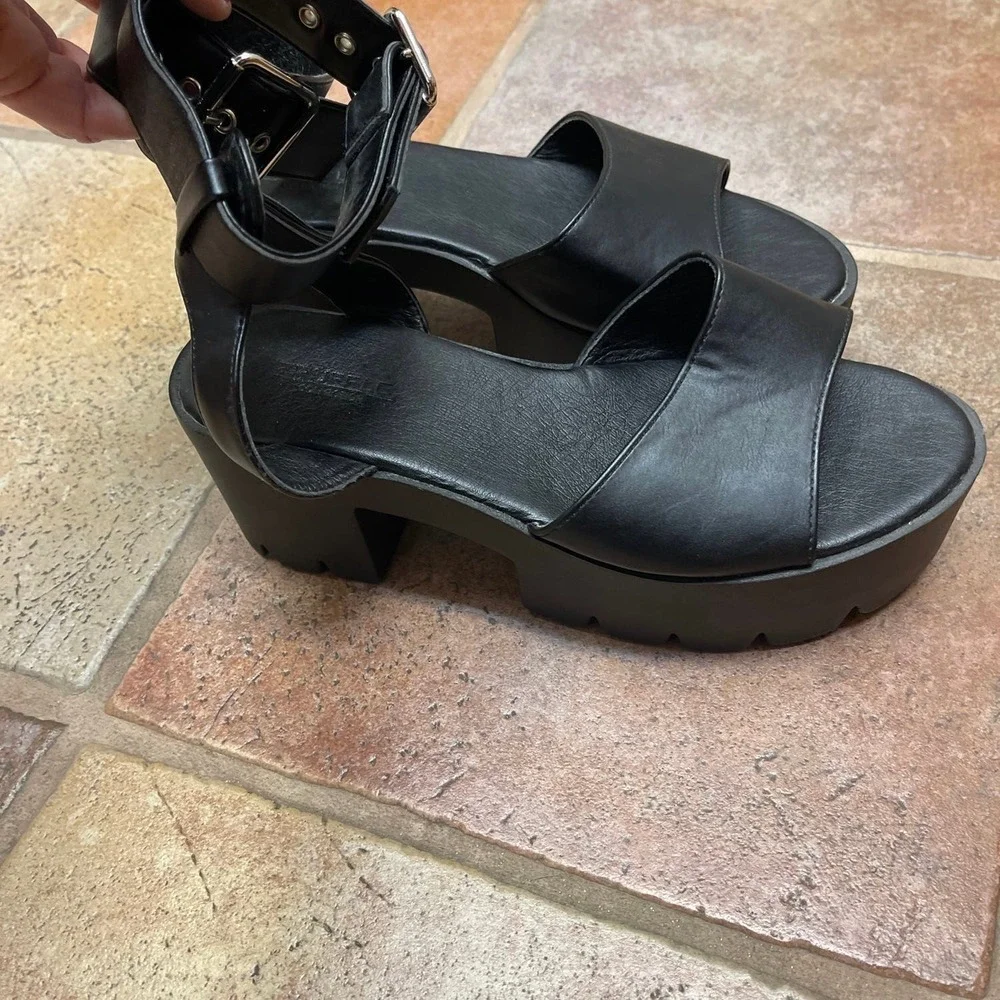 TRUFFLE CHUNKY BLACK SANDAL SIZE 40